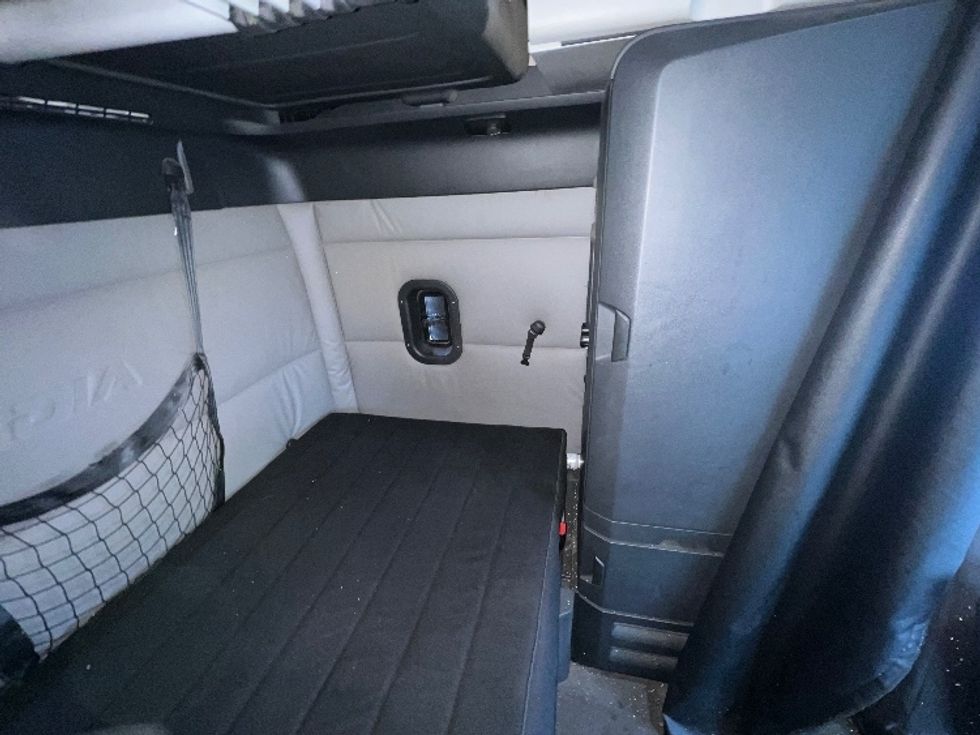 Sleeper Tractor-Heavy Duty Tractors-Freightliner-2020-T12664ST-Mississauga-ON-902,852\n\t\tkm-$ 67,500 - Image 17