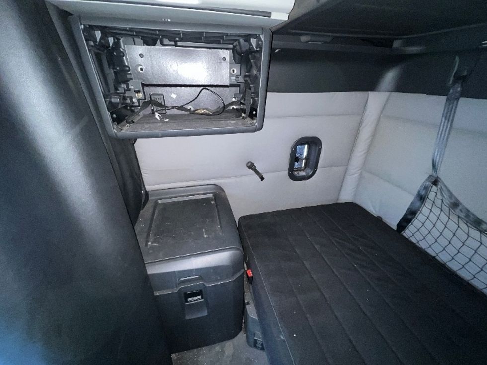 Sleeper Tractor-Heavy Duty Tractors-Freightliner-2020-T12664ST-Mississauga-ON-902,852\n\t\tkm-$ 67,500 - Image 18