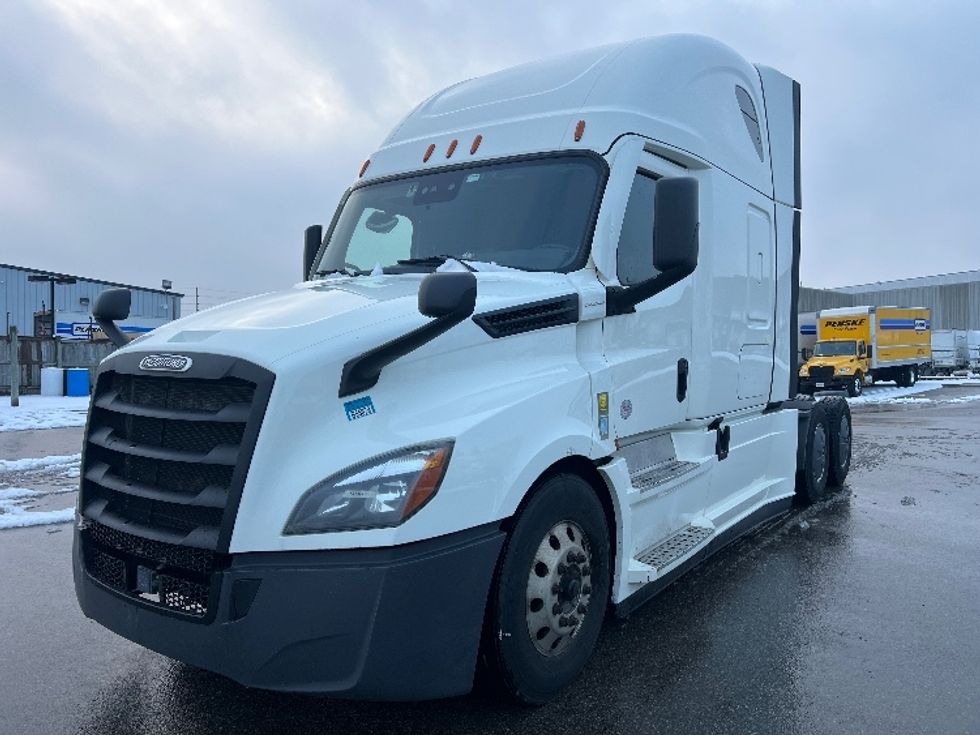 Sleeper Tractor-Heavy Duty Tractors-Freightliner-2020-T12664ST-Mississauga-ON-902,852\n\t\tkm-$ 67,500 - Image 3