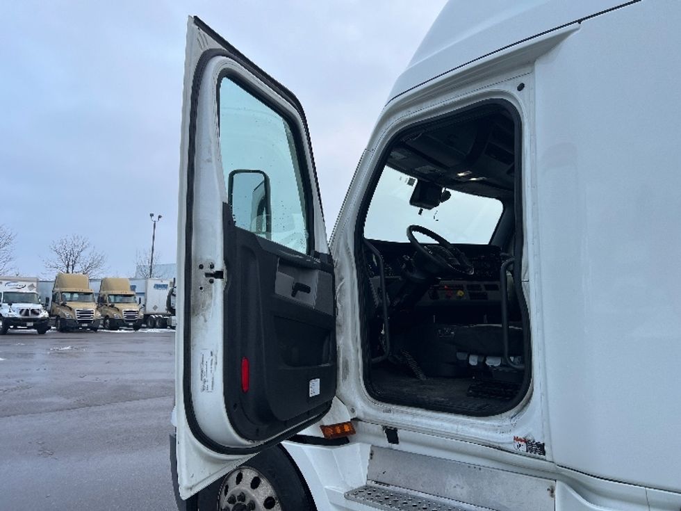 Sleeper Tractor-Heavy Duty Tractors-Freightliner-2020-T12664ST-Mississauga-ON-902,852\n\t\tkm-$ 67,500 - Image 9