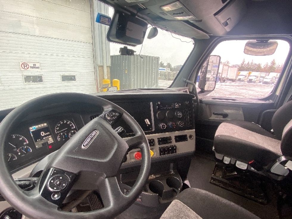 Sleeper Tractor-Heavy Duty Tractors-Freightliner-2020-T12664ST-Mississauga-ON-941,203\n\t\tkm-$ 65,500 - Image 10