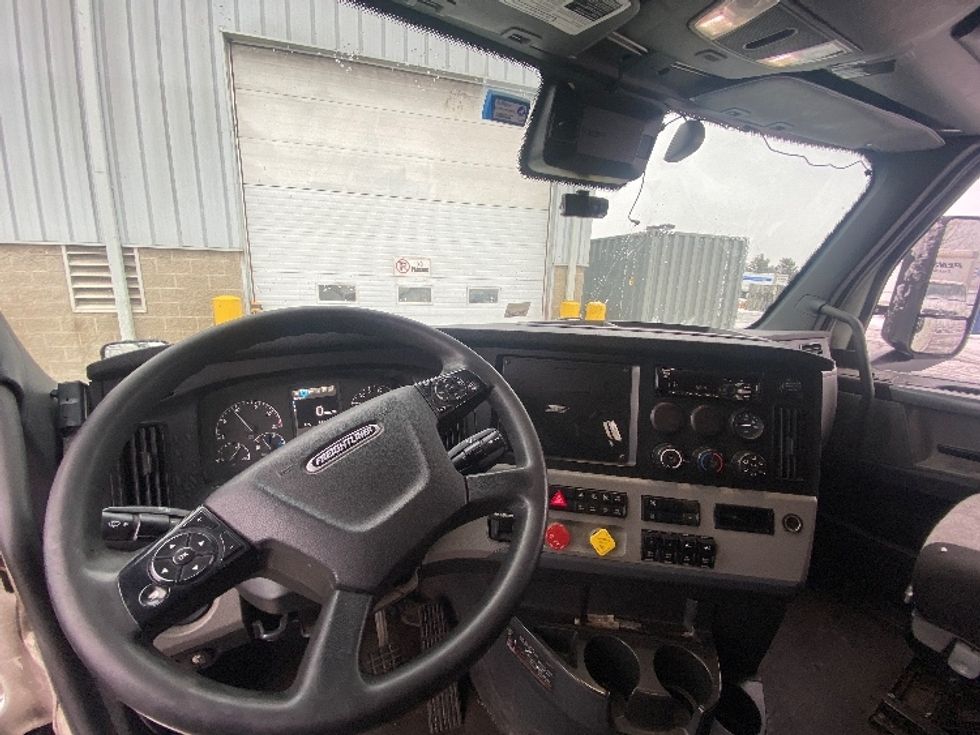 Sleeper Tractor-Heavy Duty Tractors-Freightliner-2020-T12664ST-Mississauga-ON-941,203\n\t\tkm-$ 65,500 - Image 11