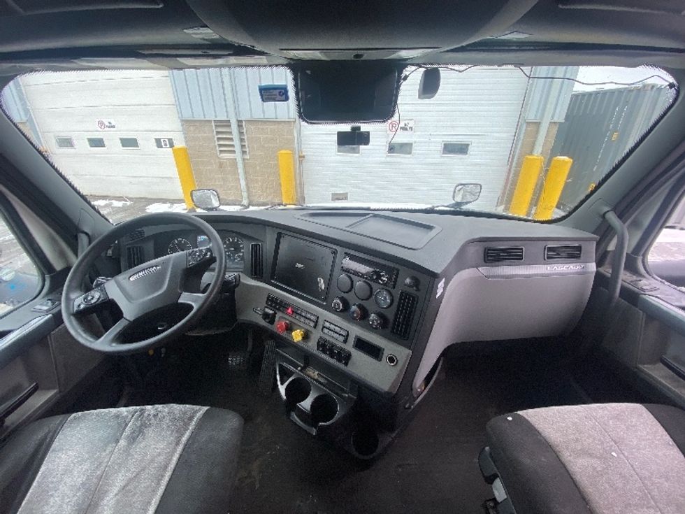 Sleeper Tractor-Heavy Duty Tractors-Freightliner-2020-T12664ST-Mississauga-ON-941,203\n\t\tkm-$ 65,500 - Image 12