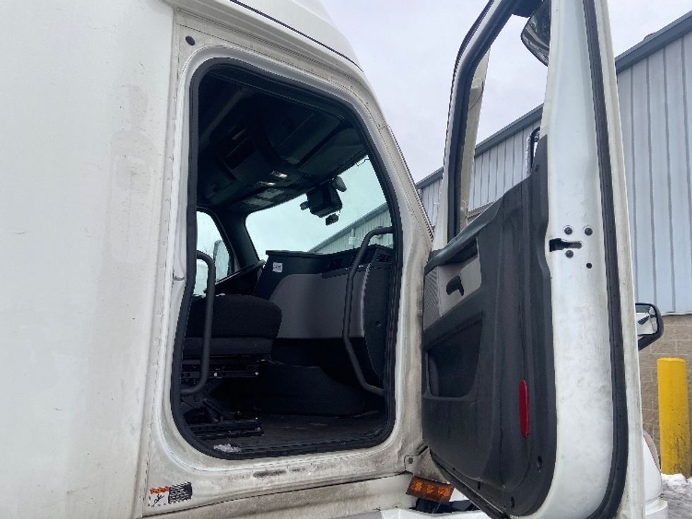 Sleeper Tractor-Heavy Duty Tractors-Freightliner-2020-T12664ST-Mississauga-ON-941,203\n\t\tkm-$ 65,500 - Image 13