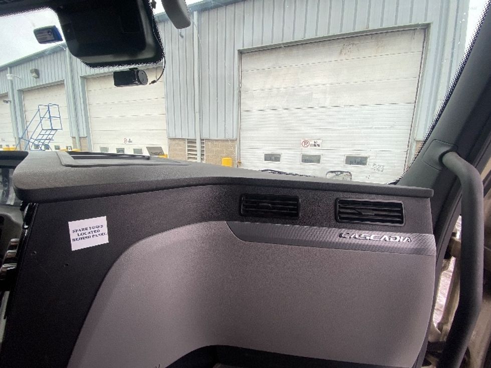 Sleeper Tractor-Heavy Duty Tractors-Freightliner-2020-T12664ST-Mississauga-ON-941,203\n\t\tkm-$ 65,500 - Image 14