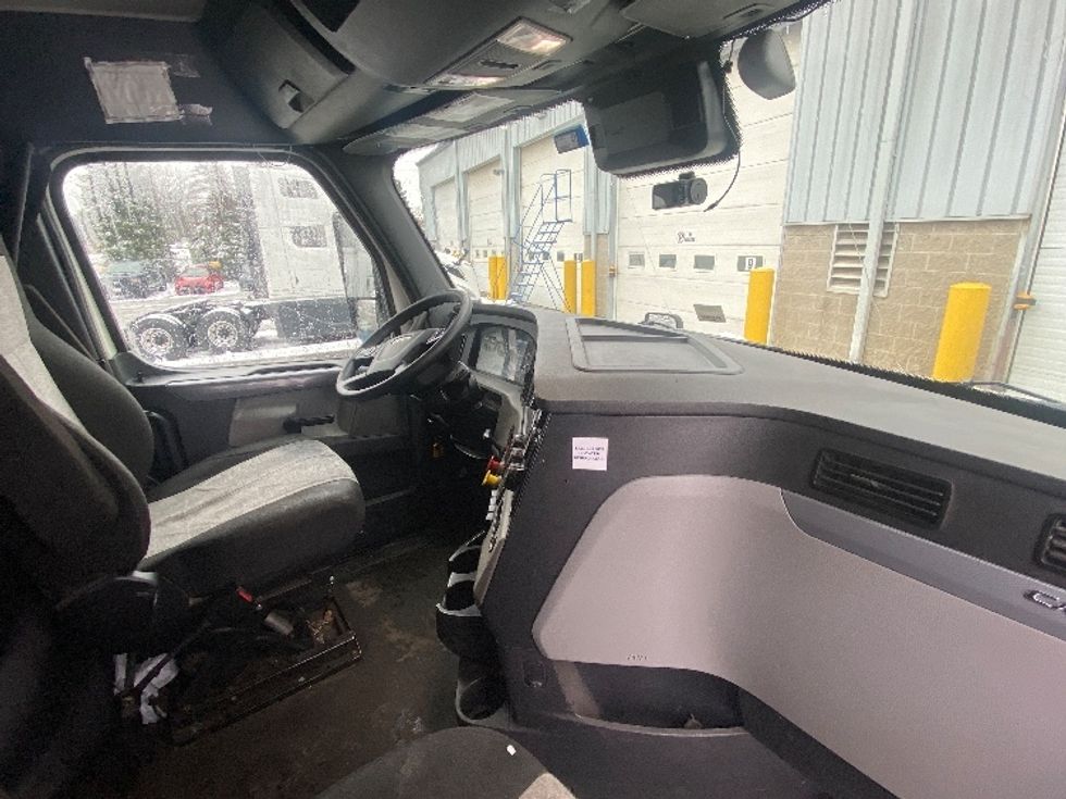 Sleeper Tractor-Heavy Duty Tractors-Freightliner-2020-T12664ST-Mississauga-ON-941,203\n\t\tkm-$ 65,500 - Image 15