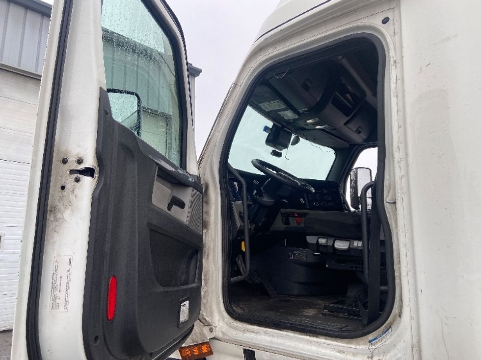 Sleeper Tractor-Heavy Duty Tractors-Freightliner-2020-T12664ST-Mississauga-ON-941,203\n\t\tkm-$ 65,500 - Image 9