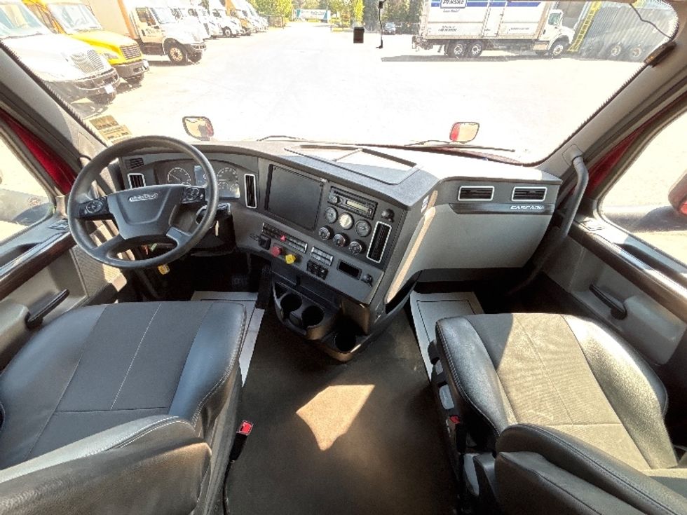 Sleeper Tractor-Heavy Duty Tractors-Freightliner-2020-T12664ST-Mississauga-ON-969,950\n\t\tkm-$ 62,250 - Image 12