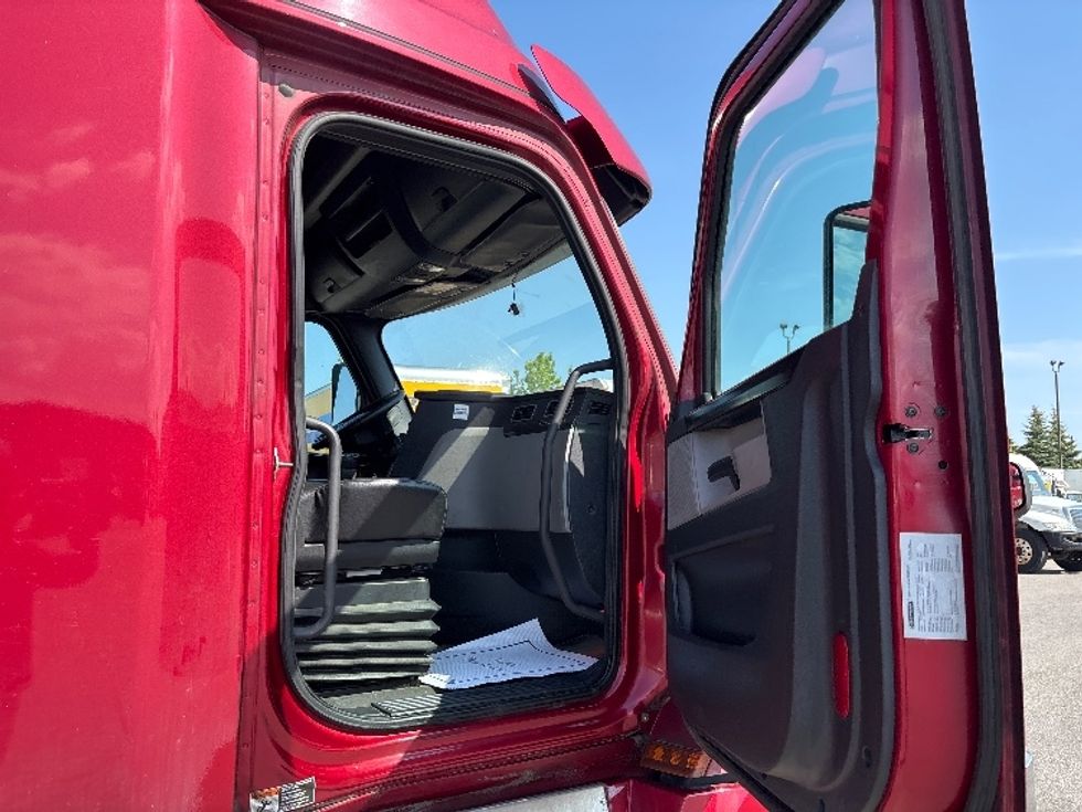 Sleeper Tractor-Heavy Duty Tractors-Freightliner-2020-T12664ST-Mississauga-ON-969,950\n\t\tkm-$ 62,250 - Image 13
