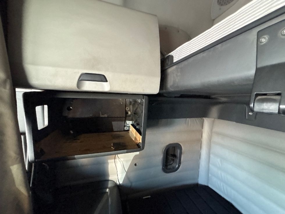 Sleeper Tractor-Heavy Duty Tractors-Freightliner-2020-T12664ST-Mississauga-ON-969,950\n\t\tkm-$ 62,250 - Image 19