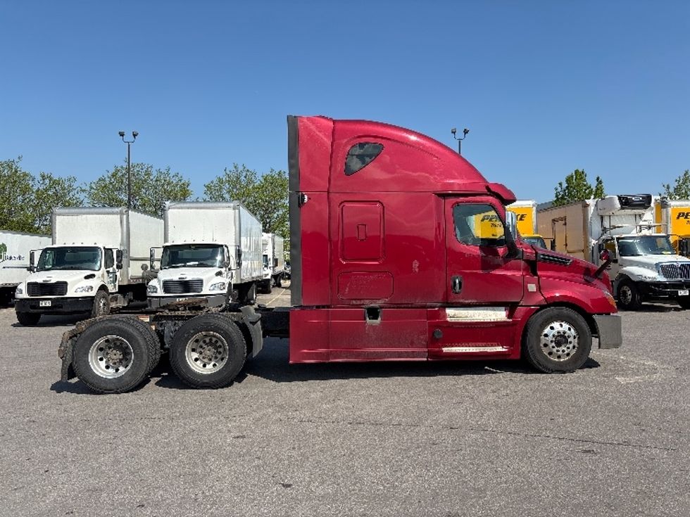 Sleeper Tractor-Heavy Duty Tractors-Freightliner-2020-T12664ST-Mississauga-ON-969,950\n\t\tkm-$ 62,250 - Image 8