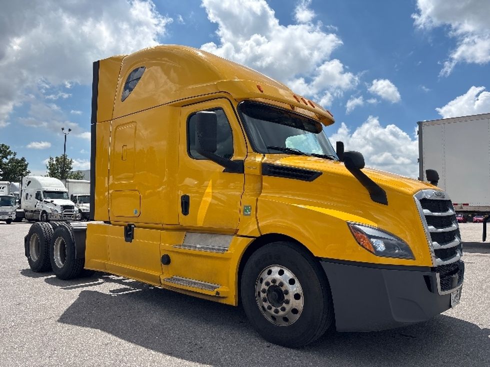 Sleeper Tractor-Heavy Duty Tractors-Freightliner-2020-T12664ST-Mississauga-ON-978,734\n\t\tkm-$ 71,750 - Image 1