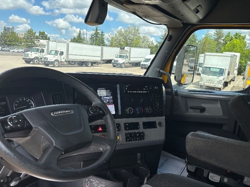 Sleeper Tractor-Heavy Duty Tractors-Freightliner-2020-T12664ST-Mississauga-ON-978,734\n\t\tkm-$ 71,750 - Image 10