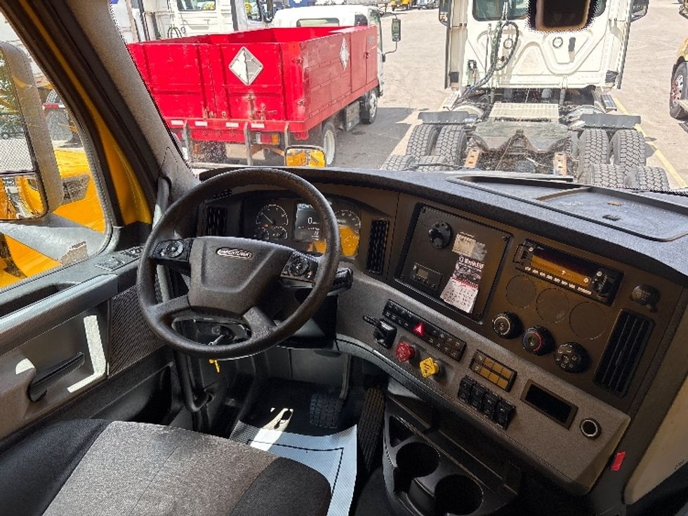 Sleeper Tractor-Heavy Duty Tractors-Freightliner-2020-T12664ST-Mississauga-ON-978,734\n\t\tkm-$ 71,750 - Image 12