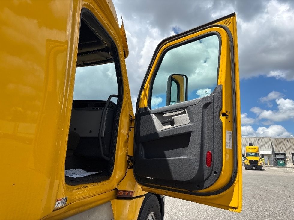 Sleeper Tractor-Heavy Duty Tractors-Freightliner-2020-T12664ST-Mississauga-ON-978,734\n\t\tkm-$ 71,750 - Image 13