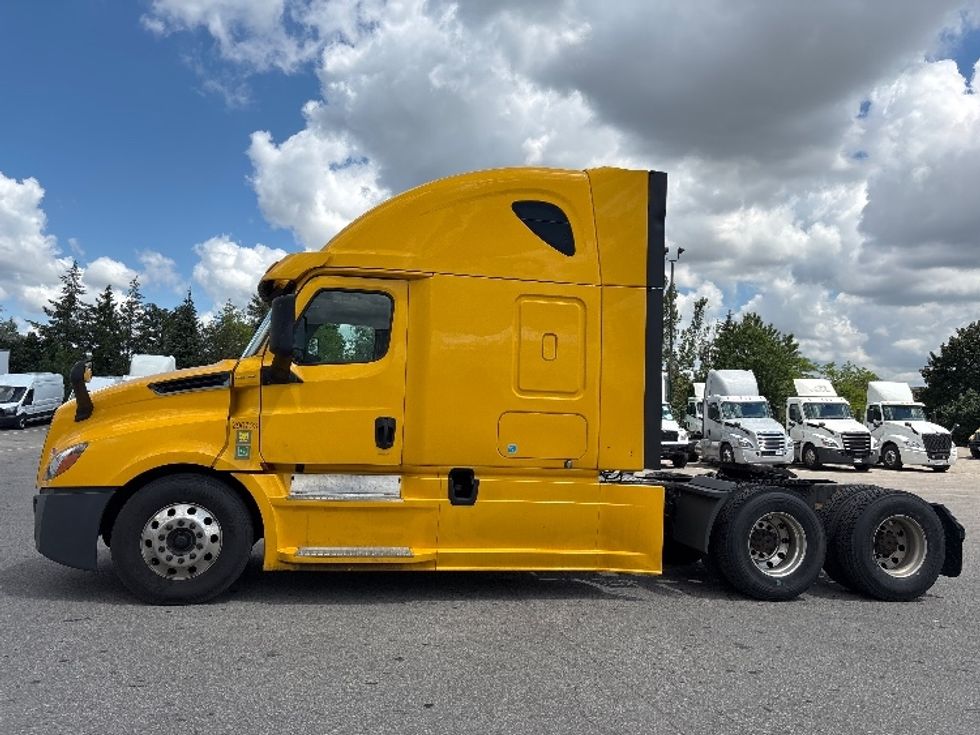 Sleeper Tractor-Heavy Duty Tractors-Freightliner-2020-T12664ST-Mississauga-ON-978,734\n\t\tkm-$ 71,750 - Image 4