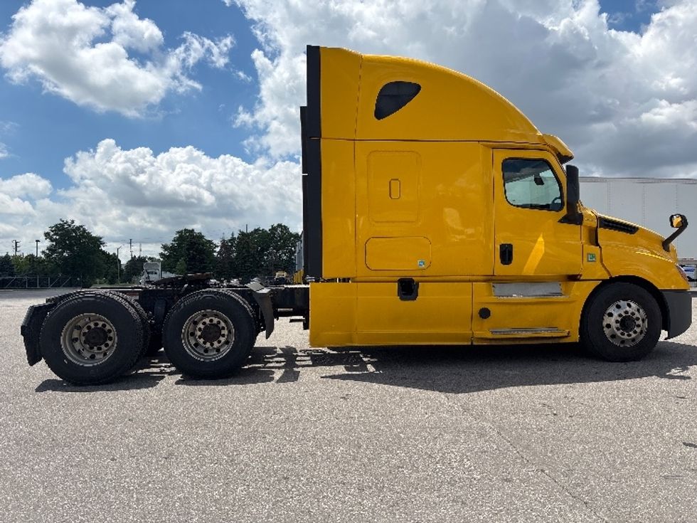 Sleeper Tractor-Heavy Duty Tractors-Freightliner-2020-T12664ST-Mississauga-ON-978,734\n\t\tkm-$ 71,750 - Image 8