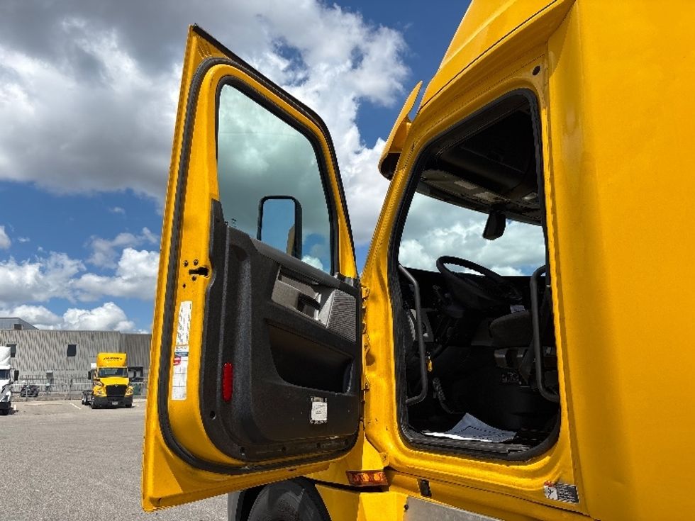 Sleeper Tractor-Heavy Duty Tractors-Freightliner-2020-T12664ST-Mississauga-ON-978,734\n\t\tkm-$ 71,750 - Image 9