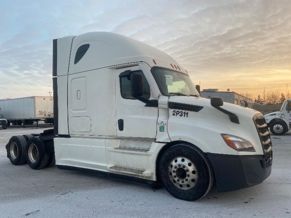 Sleeper Tractor-Heavy Duty Tractors-Freightliner-2020-T12664ST-Mississauga-ON-988,776\n\t\tkm-$ 64,750 - Image 1