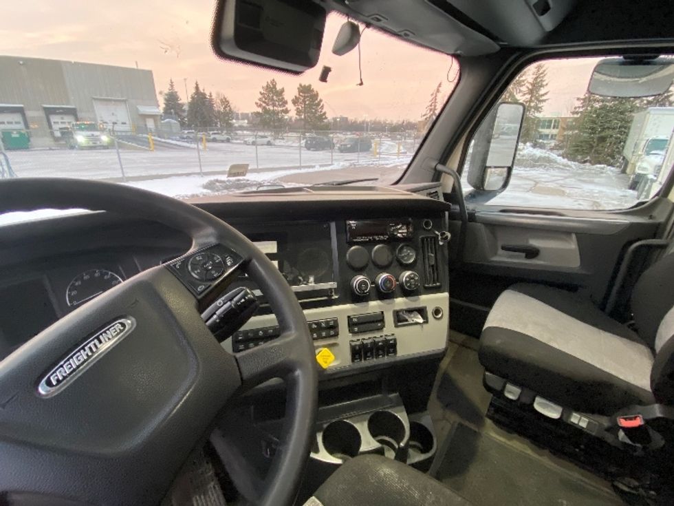 Sleeper Tractor-Heavy Duty Tractors-Freightliner-2020-T12664ST-Mississauga-ON-988,776\n\t\tkm-$ 64,750 - Image 10