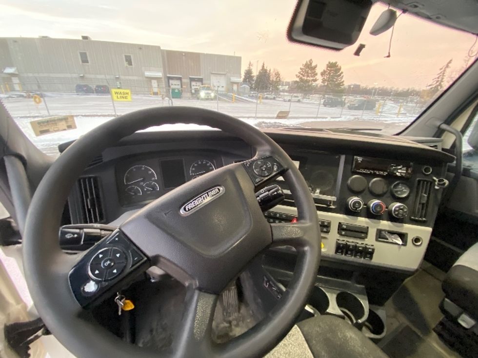 Sleeper Tractor-Heavy Duty Tractors-Freightliner-2020-T12664ST-Mississauga-ON-988,776\n\t\tkm-$ 64,750 - Image 11