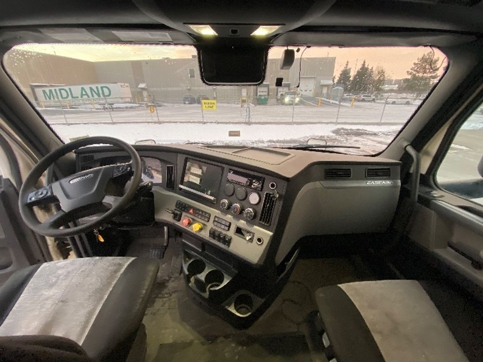 Sleeper Tractor-Heavy Duty Tractors-Freightliner-2020-T12664ST-Mississauga-ON-988,776\n\t\tkm-$ 64,750 - Image 12