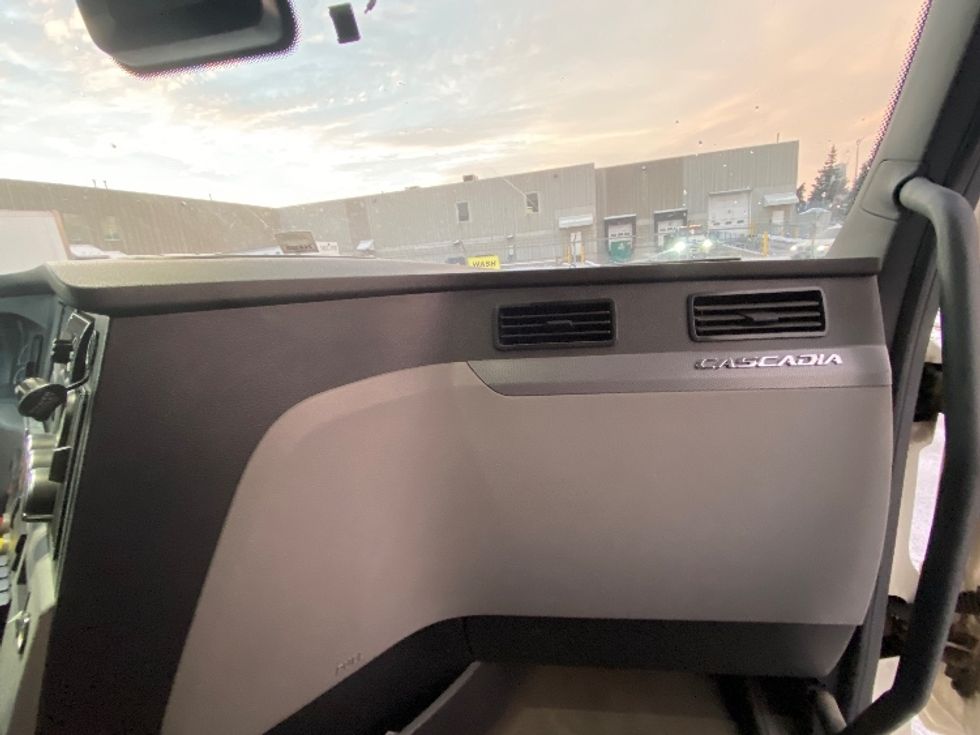 Sleeper Tractor-Heavy Duty Tractors-Freightliner-2020-T12664ST-Mississauga-ON-988,776\n\t\tkm-$ 64,750 - Image 14