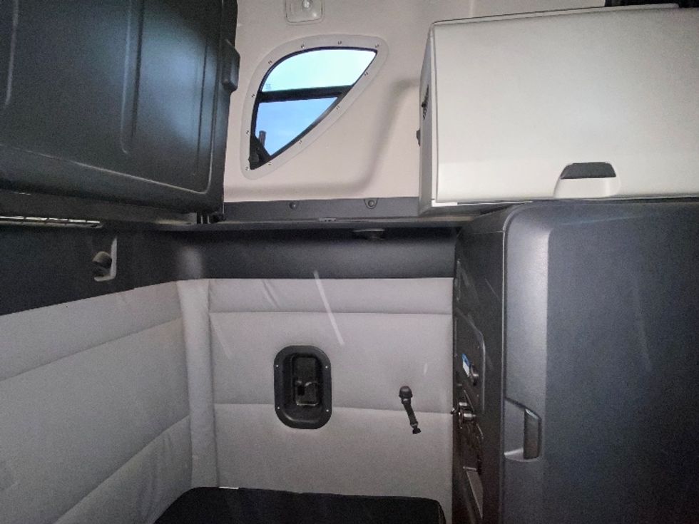 Sleeper Tractor-Heavy Duty Tractors-Freightliner-2020-T12664ST-Mississauga-ON-988,776\n\t\tkm-$ 64,750 - Image 18