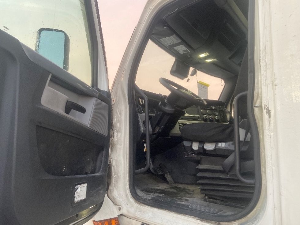 Sleeper Tractor-Heavy Duty Tractors-Freightliner-2020-T12664ST-Mississauga-ON-988,776\n\t\tkm-$ 64,750 - Image 9