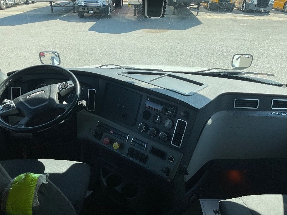 Sleeper Tractor-Heavy Duty Tractors-Freightliner-2020-T12664ST-Moberly-MO-291,344\n\t\tmiles-$ 77,250 - Image 11