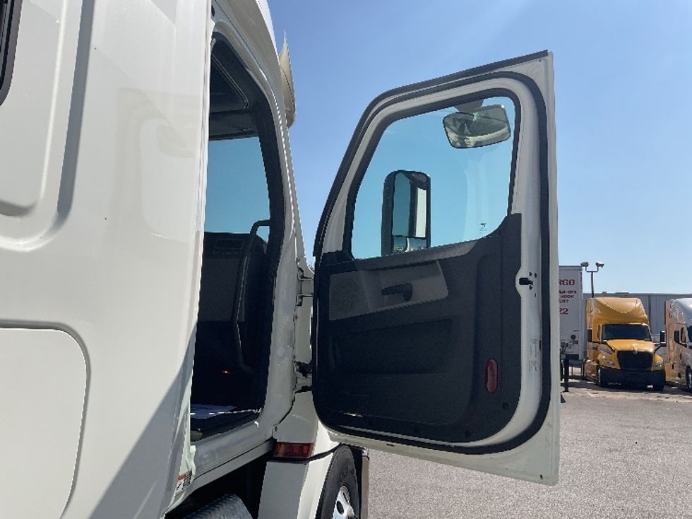 Sleeper Tractor-Heavy Duty Tractors-Freightliner-2020-T12664ST-Moberly-MO-291,344\n\t\tmiles-$ 77,250 - Image 12