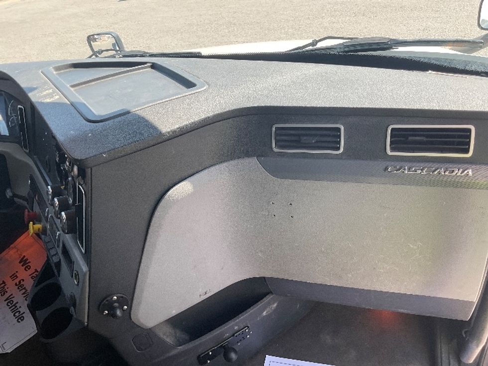 Sleeper Tractor-Heavy Duty Tractors-Freightliner-2020-T12664ST-Moberly-MO-291,344\n\t\tmiles-$ 77,250 - Image 13