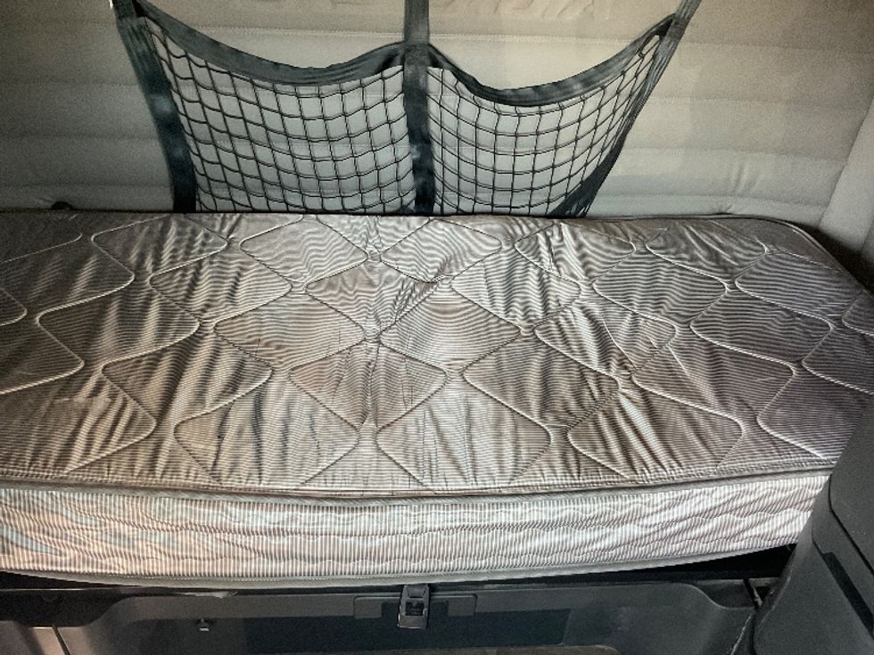 Sleeper Tractor-Heavy Duty Tractors-Freightliner-2020-T12664ST-Moberly-MO-291,344\n\t\tmiles-$ 77,250 - Image 16