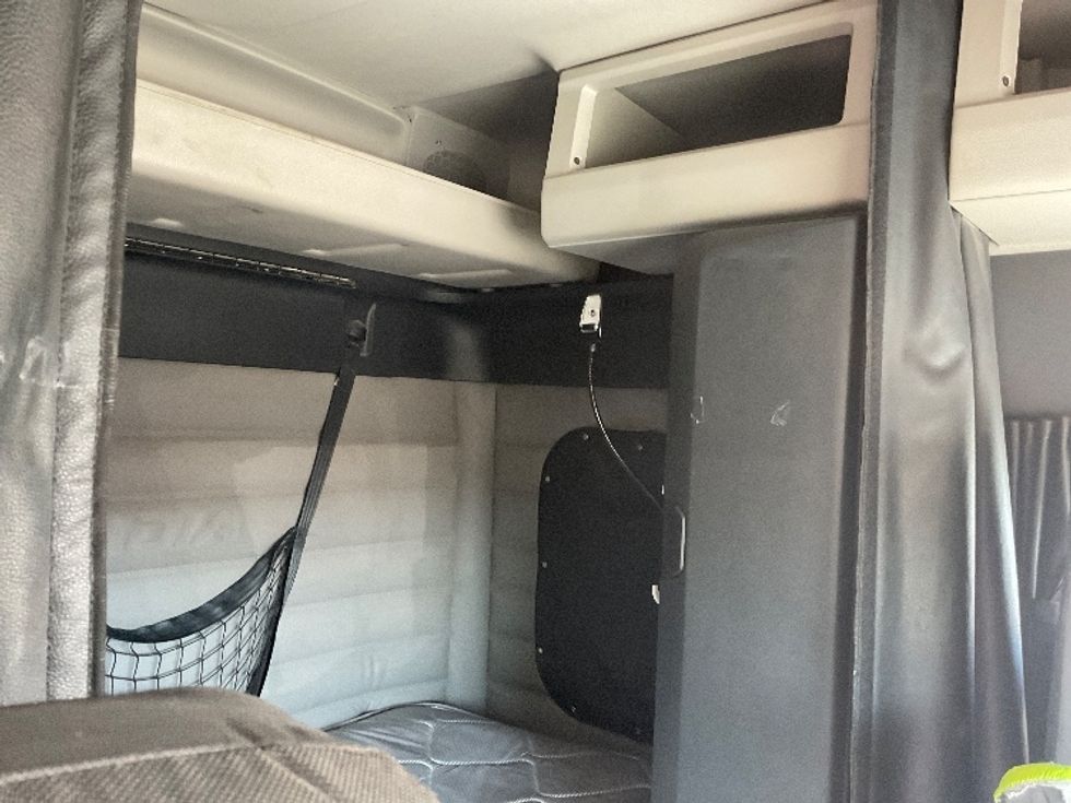 Sleeper Tractor-Heavy Duty Tractors-Freightliner-2020-T12664ST-Moberly-MO-291,344\n\t\tmiles-$ 77,250 - Image 17