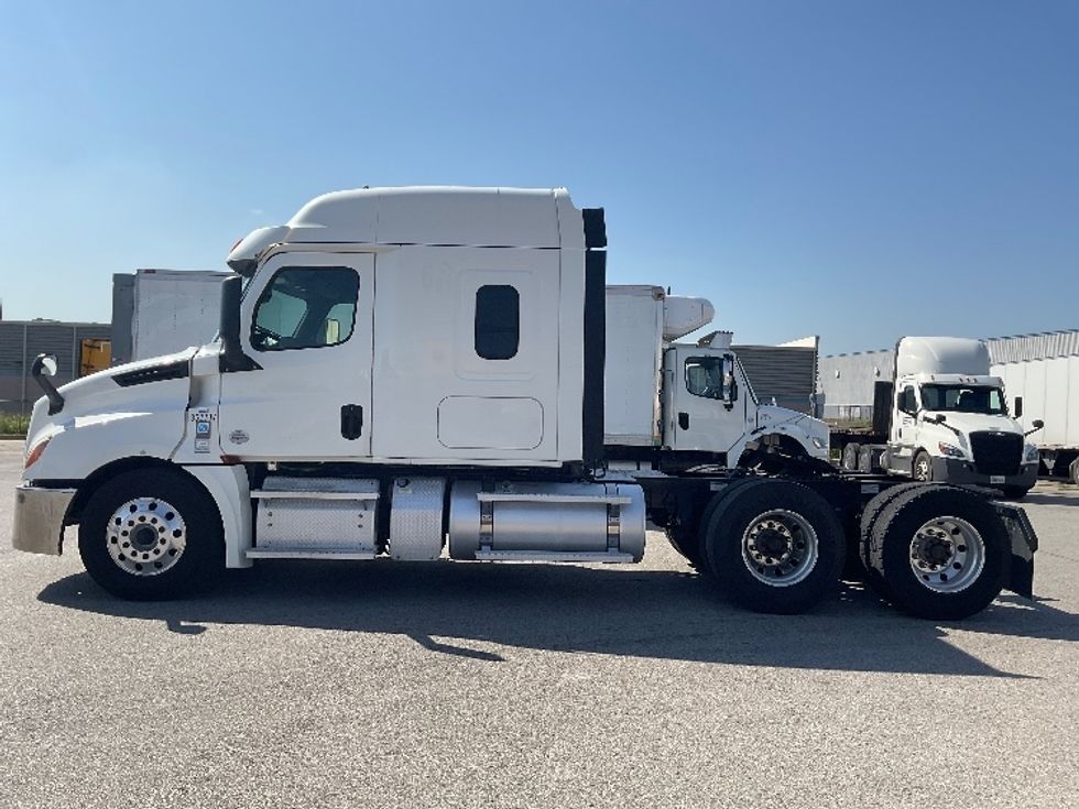 Sleeper Tractor-Heavy Duty Tractors-Freightliner-2020-T12664ST-Moberly-MO-291,344\n\t\tmiles-$ 77,250 - Image 4