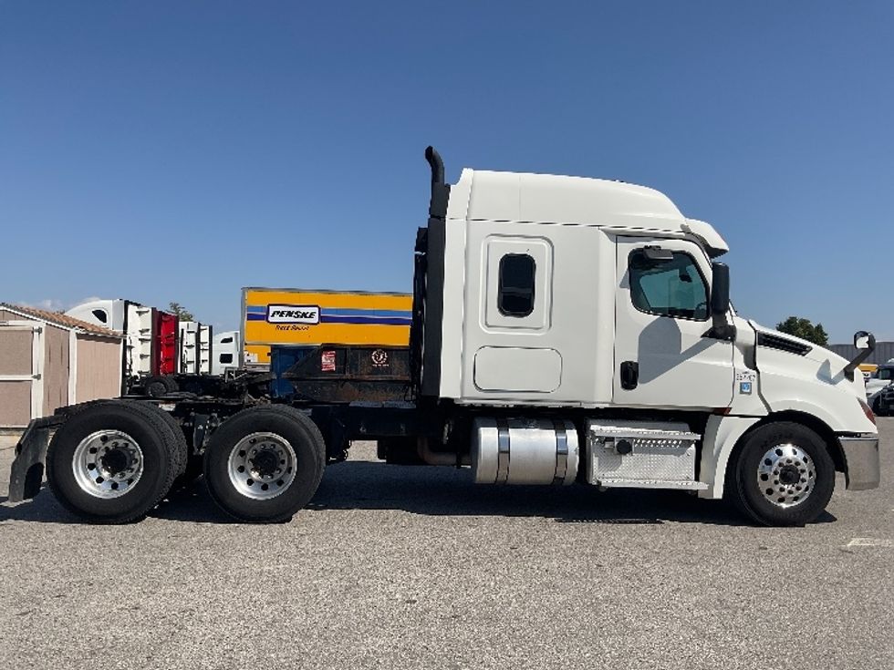 Sleeper Tractor-Heavy Duty Tractors-Freightliner-2020-T12664ST-Moberly-MO-291,344\n\t\tmiles-$ 77,250 - Image 7