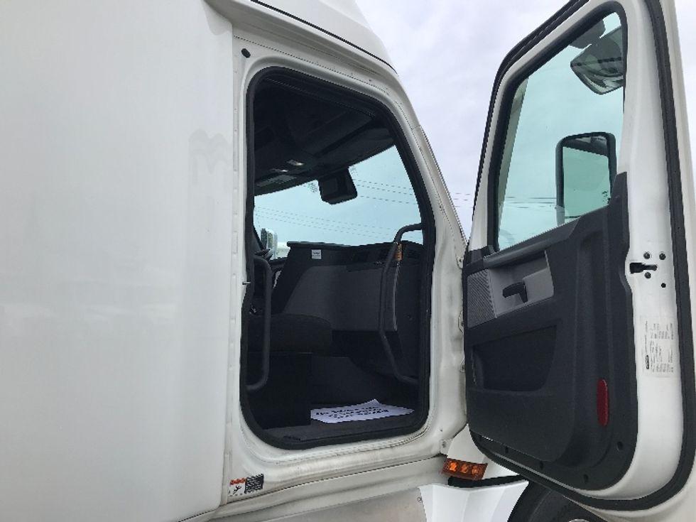 Sleeper Tractor-Heavy Duty Tractors-Freightliner-2020-T12664ST-Moberly-MO-390,981\n\t\tmiles-$ 71,500 - Image 13