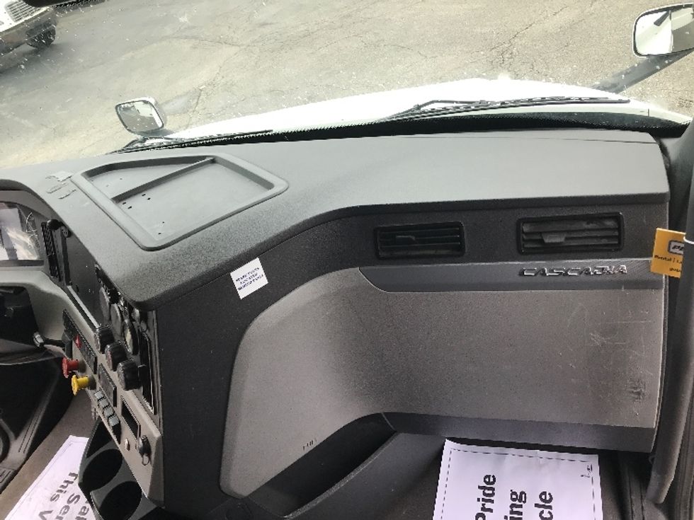 Sleeper Tractor-Heavy Duty Tractors-Freightliner-2020-T12664ST-Moberly-MO-390,981\n\t\tmiles-$ 71,500 - Image 14