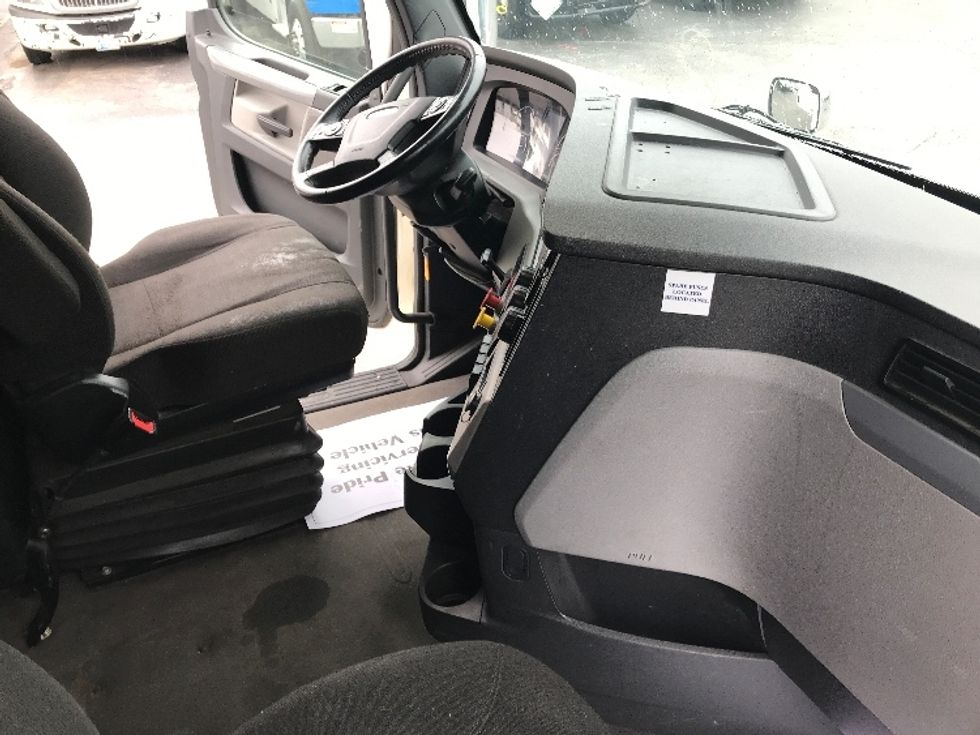 Sleeper Tractor-Heavy Duty Tractors-Freightliner-2020-T12664ST-Moberly-MO-390,981\n\t\tmiles-$ 71,500 - Image 15