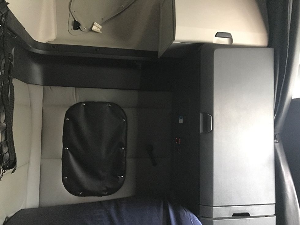 Sleeper Tractor-Heavy Duty Tractors-Freightliner-2020-T12664ST-Moberly-MO-390,981\n\t\tmiles-$ 71,500 - Image 18