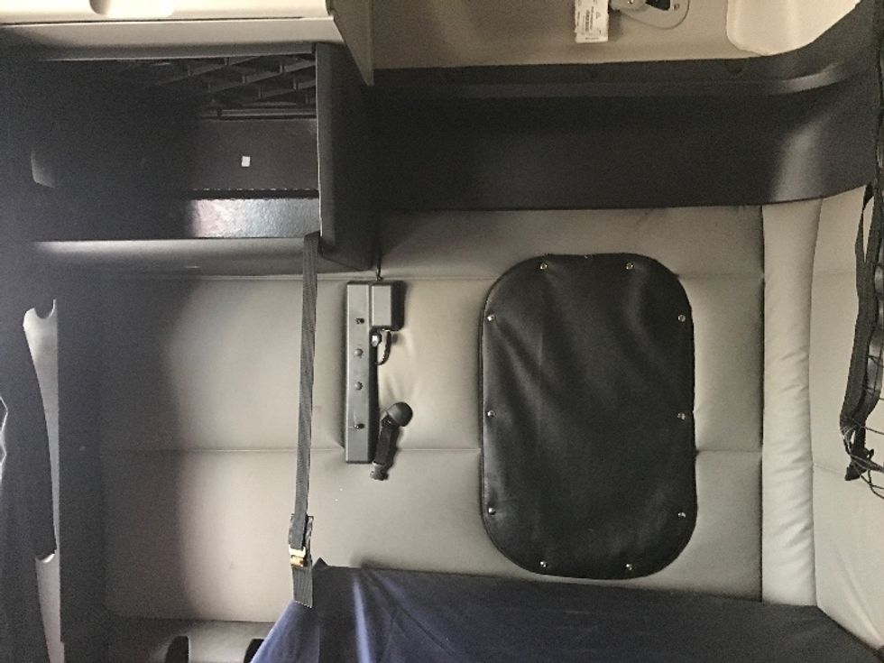 Sleeper Tractor-Heavy Duty Tractors-Freightliner-2020-T12664ST-Moberly-MO-390,981\n\t\tmiles-$ 71,500 - Image 19