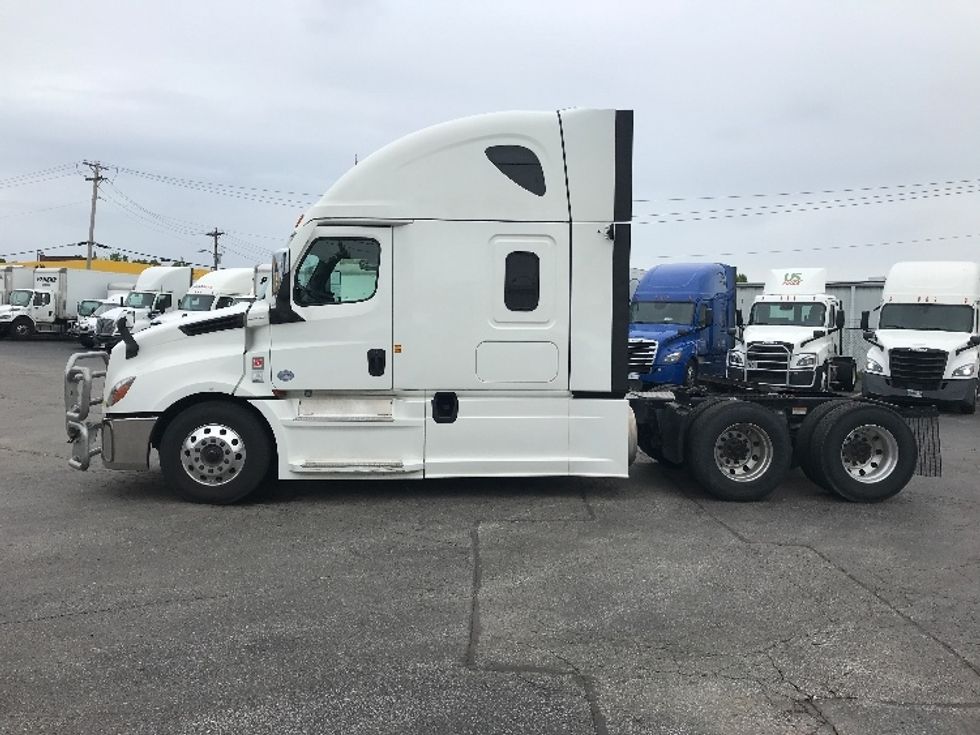 2020 Freightliner Cascadia 126" Sleeper Cab photo 4