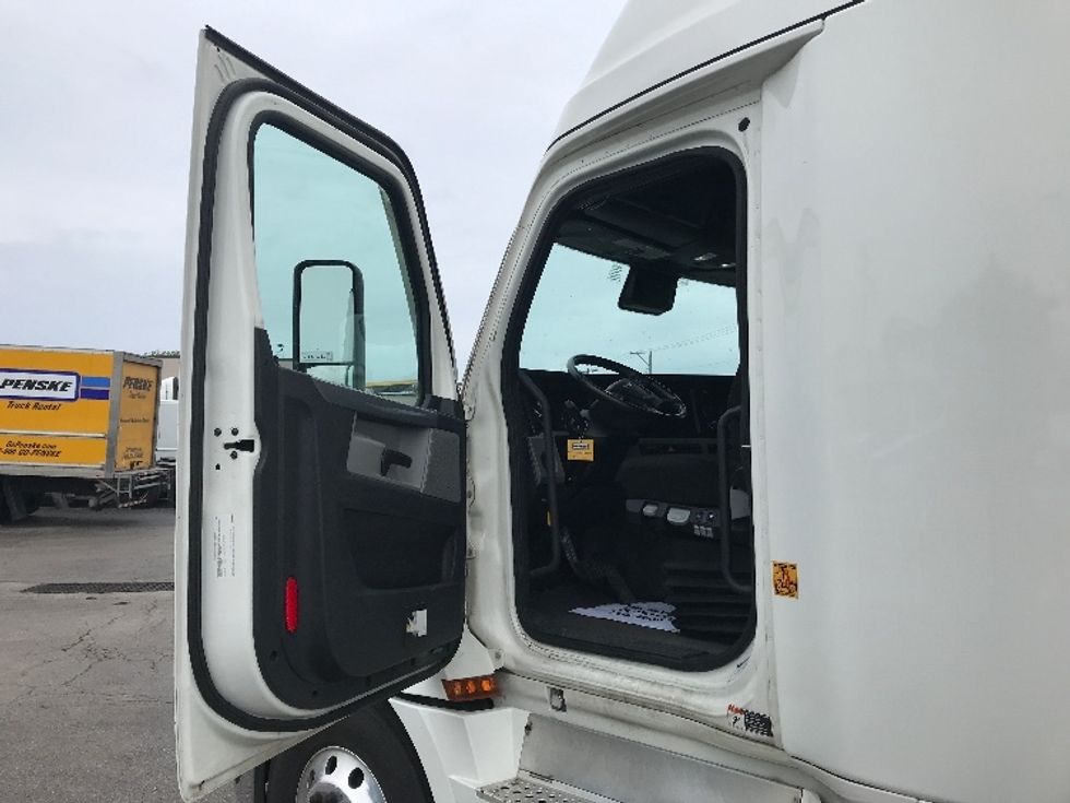 Sleeper Tractor-Heavy Duty Tractors-Freightliner-2020-T12664ST-Moberly-MO-390,981\n\t\tmiles-$ 71,500 - Image 9