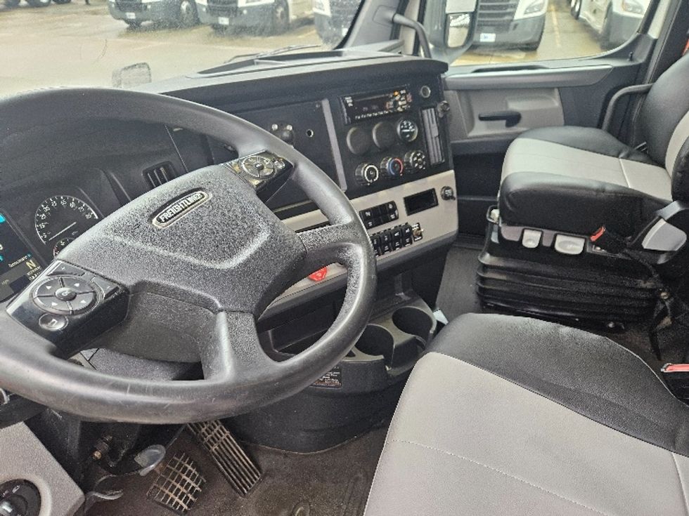 Sleeper Tractor-Heavy Duty Tractors-Freightliner-2020-T12664ST-Moberly-MO-498,513\n\t\tmiles-$ 60,250 - Image 10