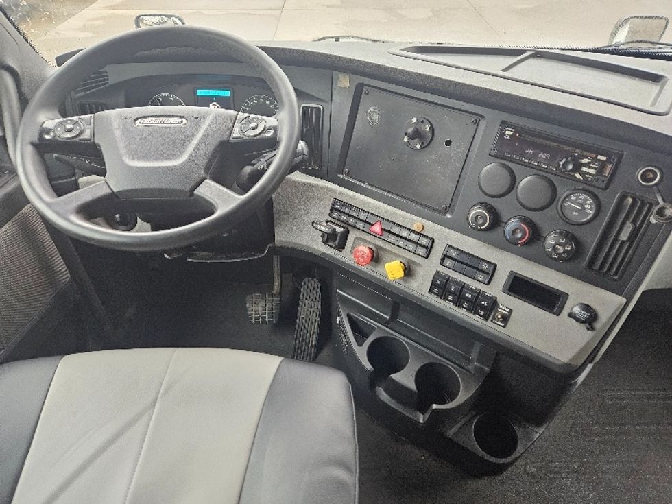 Sleeper Tractor-Heavy Duty Tractors-Freightliner-2020-T12664ST-Moberly-MO-498,513\n\t\tmiles-$ 60,250 - Image 11