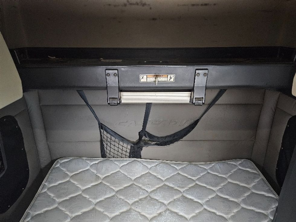 Sleeper Tractor-Heavy Duty Tractors-Freightliner-2020-T12664ST-Moberly-MO-498,513\n\t\tmiles-$ 60,250 - Image 16