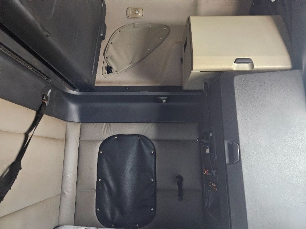 Sleeper Tractor-Heavy Duty Tractors-Freightliner-2020-T12664ST-Moberly-MO-498,513\n\t\tmiles-$ 60,250 - Image 18