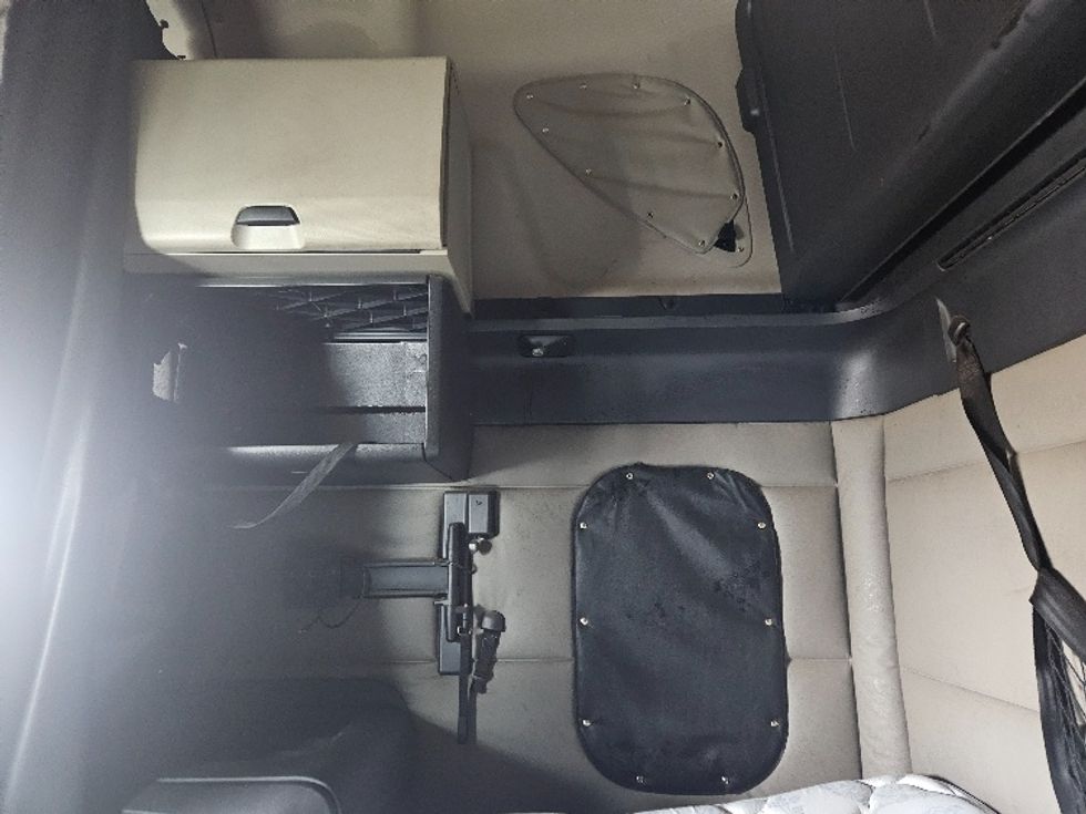 Sleeper Tractor-Heavy Duty Tractors-Freightliner-2020-T12664ST-Moberly-MO-498,513\n\t\tmiles-$ 60,250 - Image 19