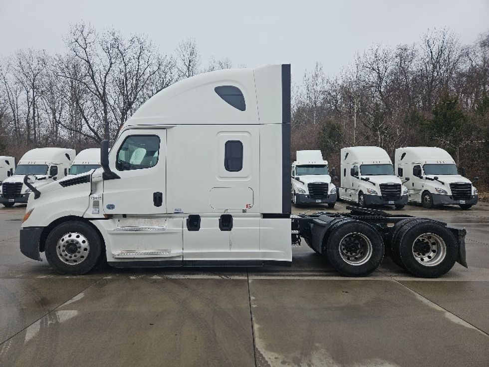 Sleeper Tractor-Heavy Duty Tractors-Freightliner-2020-T12664ST-Moberly-MO-498,513\n\t\tmiles-$ 60,250 - Image 4