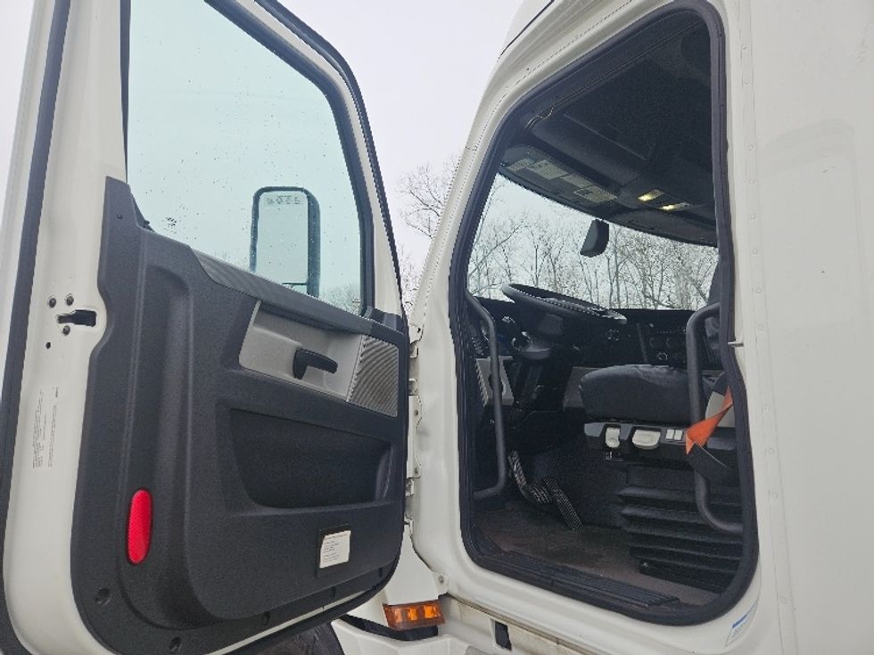 Sleeper Tractor-Heavy Duty Tractors-Freightliner-2020-T12664ST-Moberly-MO-498,513\n\t\tmiles-$ 60,250 - Image 9